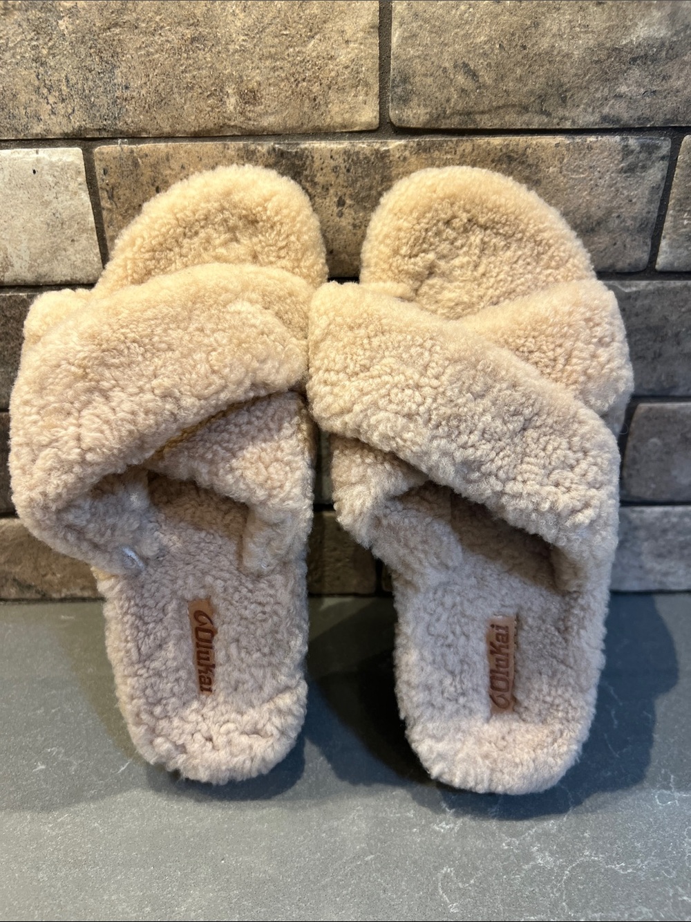 OluKai Women's Crossband Shearling Slide - Beige